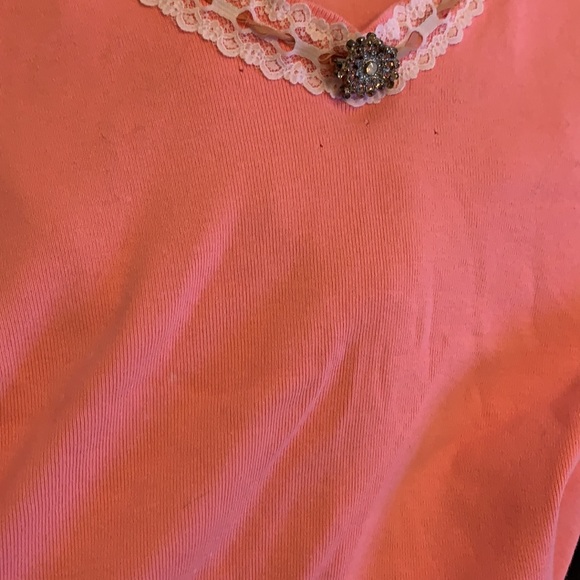 Pink shirt with lace and brooch - Picture 15 of 15